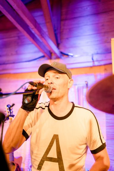 Alex singt